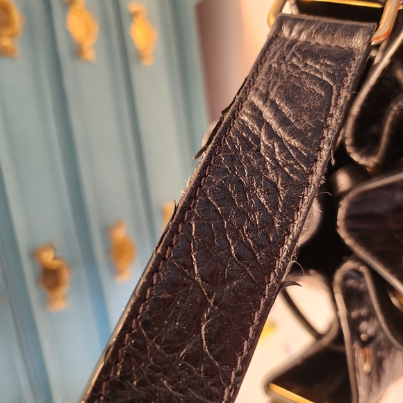 Elegant YSL Black Croc-Embossed Bucket Bag - Picture 7 of 12